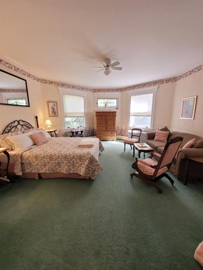 غانانوكي Ruby Manor Bed & Breakfast المظهر الخارجي الصورة